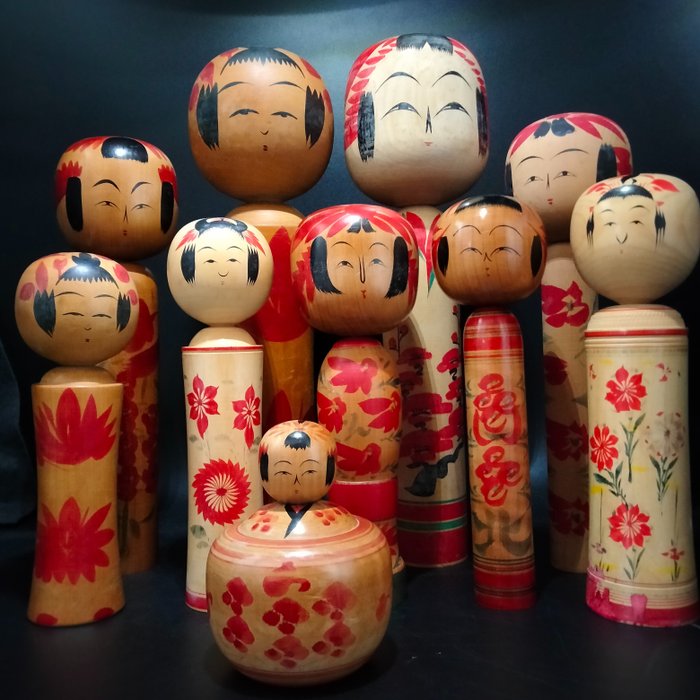 Figurka (10) - Drewno, Dziesięć tradycyjnych kokeshi w różnych stylach i rozmiarach (36 cm - 21 cm) ejiko (11 cm)