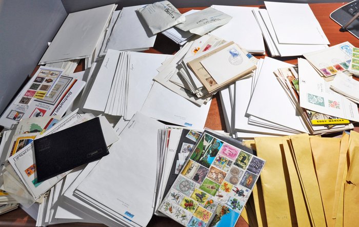 Mundo  - Lote de seleção em centenas de envelopes com selos, principalmente por país
