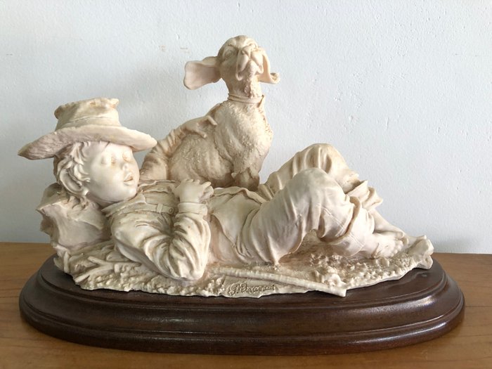 armani giuseppe - Statue, Scugnizzo con cane - 17 cm - Harpiks