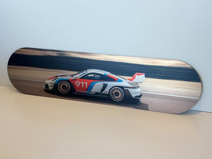 Nadruk reklamowy Porsche 911 GT3R 992 na torze na aluminium - Porsche