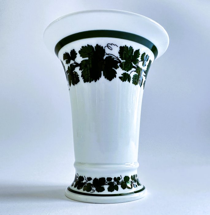 Meissen - Vas -  med druvbladsmönster. 1935  - Porslin