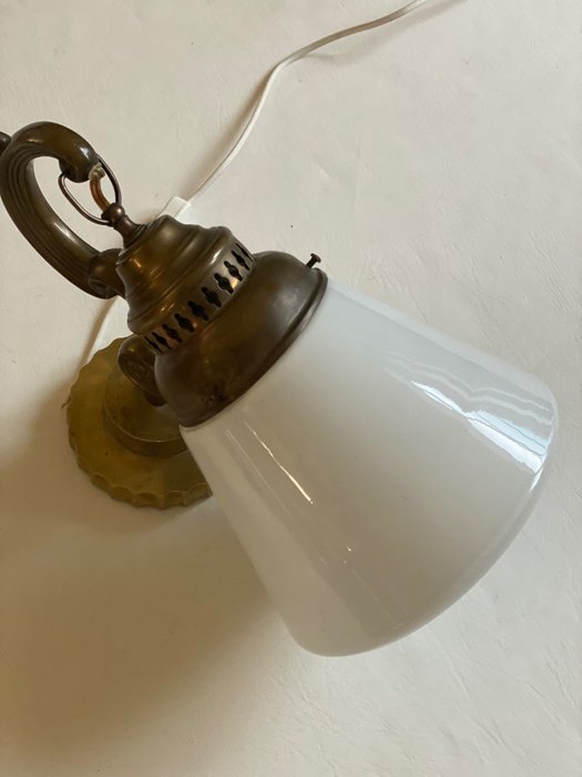 Wandlampe - Milchglas - Messing