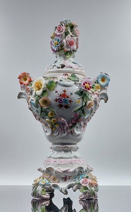 Lidded vase  - Porcelain