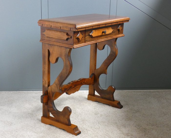 边桌 - 黄铜, 造型优美的边桌，带胡桃木抽屉