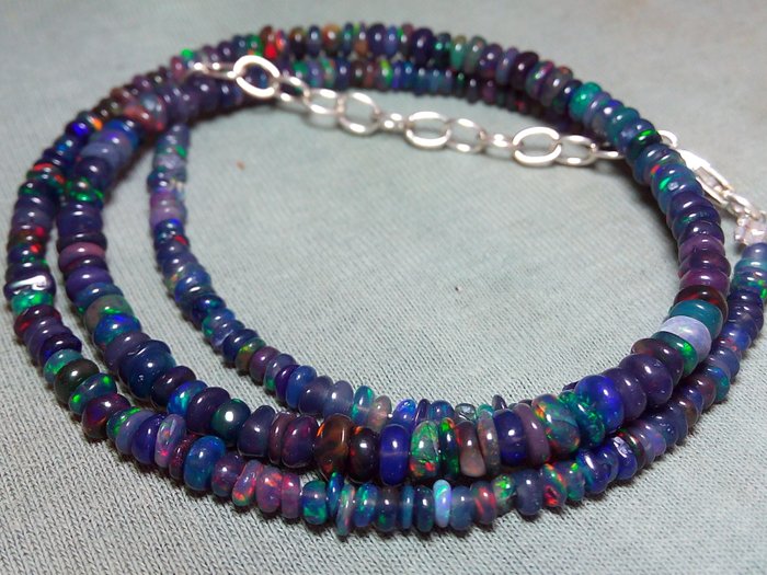 29,8 ct - Opale noire naturelle - Perles - Crochet Argent 925- 5.96 g