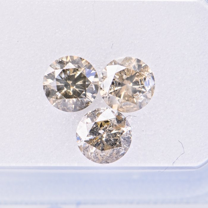 3 pcs Diamant - 1.57 ct - Rund - M - Light Gray - I1 - I3 EX/VG  **No Reserve Price**