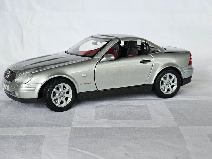Maisto 1:18 - 模型車 - Mercedes-Benz SLK 230 - 打開車門和行李箱，折疊亞麻罩；可移動前輪、方向盤