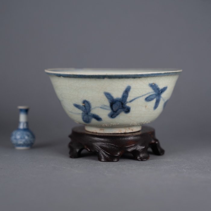 碗 - Stylized Floral Ming Dynasty Bowl - 16th Century - 瓷器
