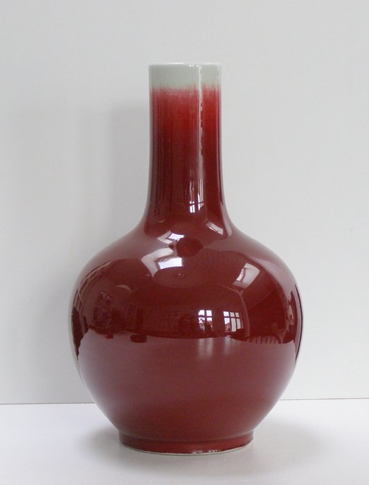 Eine chinesische Langyao-Ochsenblut-Sang-de-Boeuf-Monochrom-Vase aus Porzellan, Marke Tongzhi - Porzellan - China - 20. Jahrhundert
