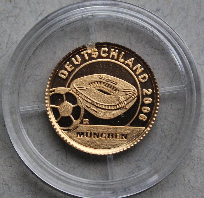 Liberia. 10 Dollars 2004 "WM 2006 - Stadion in München", 1/25 Oz  (Ei pohjahintaa)