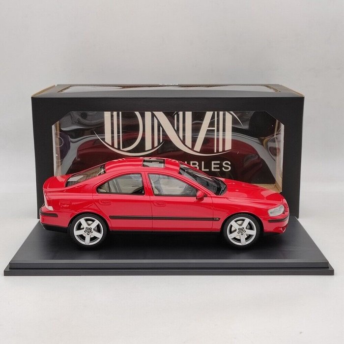 DNA Collectibles 1:18 - Modell autó -Volvo S60 R - 2003 - Rood - Ritka modell!