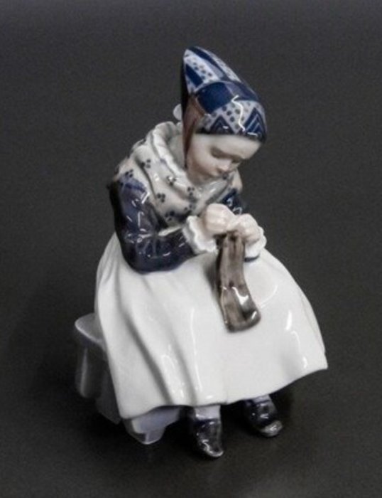 Royal Copenhagen - Lotte Benter - Figurină - "Amager Girl" - #1314 - Porțelan