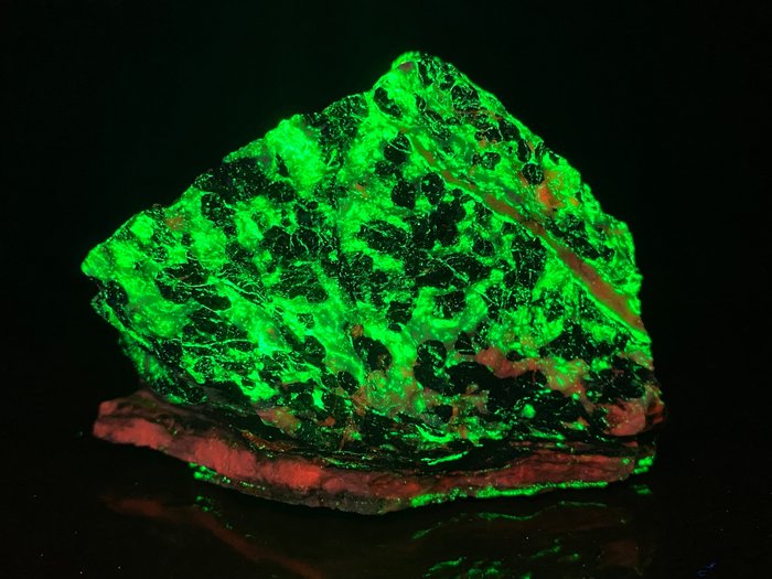 博物馆品质的糜棱硅锌矿与方解石和富兰克林石。 萤光 - 高度: 8 cm - 宽度: 5.5 cm- 290 g