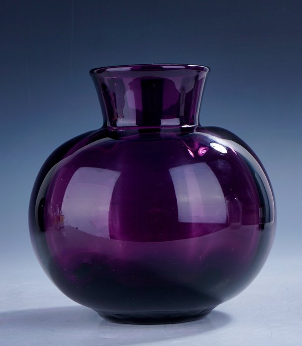 Kristalunie Maastricht - W.J. Rozendaal - Vase -  Rare vase soufflé optique Art Déco de la série de vases 'Grenade', n° 5 • couleur violette • 1931  - Verre