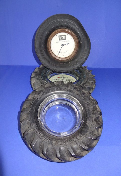 1 Uhr mit aufziehbarem Reifen, die etwas langsam läuft, und 2 alte Aschenbecher aus Gummireifen von - n.v.t. - 1950