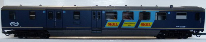 Artitec H0轨 - 20.156.02 - 模型火车客运车厢 (1) - Plan E 恢复自行车车厢，带有 SKOL 广告和乘客 - NS
