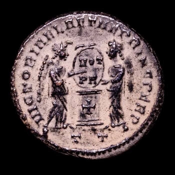 Romarriket. Constantine I (AD 306-337). Follis Ticinum mint, A.D. 318/319.  VICTORIAE LAETAE PRINC PERP,  (Ingen mindstepris)