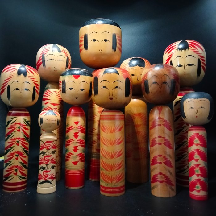 Figurine (10) - Holz, Zehn traditionelle Kokeshi in verschiedenen Stilen und Größen (36 cm–15 cm).