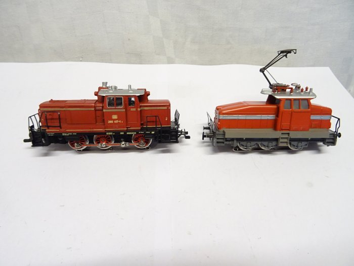 Märklin H0 - 3044/3065 - Modellbahnlokomotive (2) - E-Lok EA 800 rot und Diesellok V260 417-1 mit Telex-Kupplungen - DB