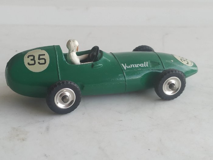Dinky Toys 1:48 - Model samochodu wyścigowego - Original Issue New Series - First Issue Vanwall no.35 (Stirling Moss) Racing Car no. 239 - 1958