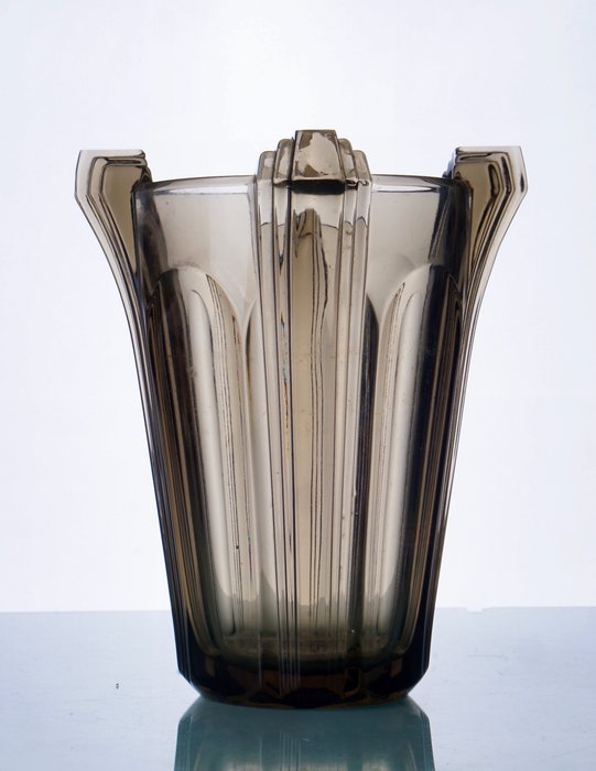 Moser Czechoslovakia • Irena Pastrankowa - Vaso -  Vaso art deco modernista in vetro cristallo color fumé • modello 'Beryl'  - Vetro