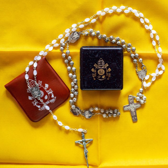  天主教念珠 (5) - 珍珠母膏 - 金属 - 两颗教宗方济各念珠本笃念珠（胸十字） - 三颗 - 2010-2020年 