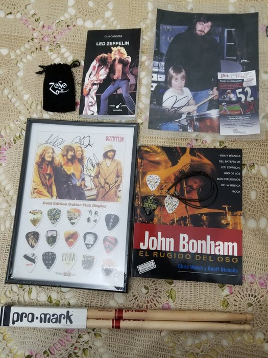 Led Zeppelin, Jason Bonham signed photo set with father John - boeken, pickdoos met handtekeningen, drumstokken, COA foto - Beperkte en genummerde oplage