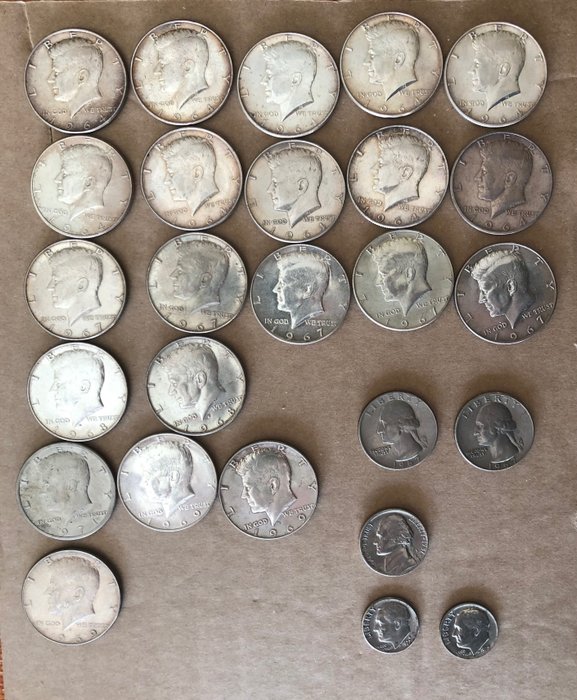 USA. A lot of 20x Silver Half Dollars, together with some CuNi coinage  (Ohne Mindestpreis)