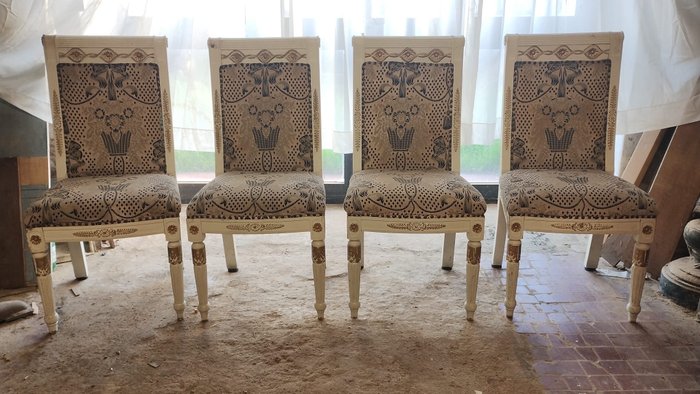 Καρέκλα - Τέσσερις ξύλινες καρέκλες σε στυλ αυτοκρατορίας, με υφασμάτινη επένδυση και πλάτη.