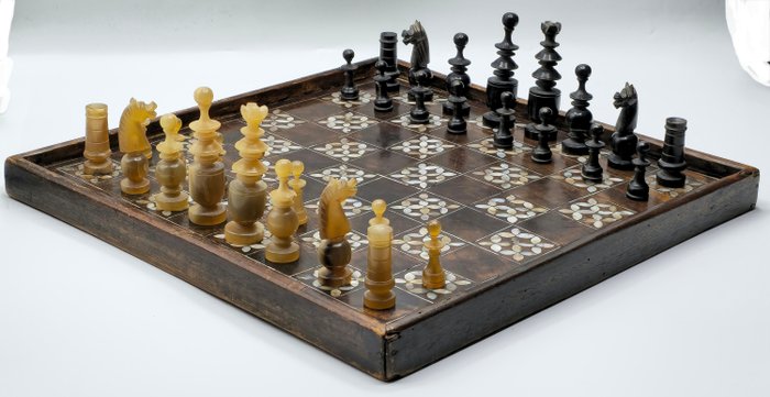 Chess set (1) - Wood, mother-of-pearl, buffalo and zebu horn, chess set Indochina regency style chessboard