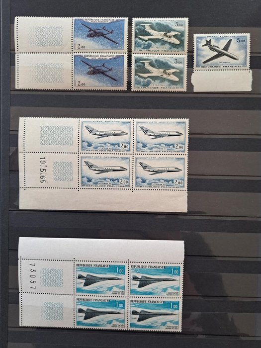 Francia 1946/1969 - 49 francobolli di posta aerea francese dal n°16 al 46 (escluso 28 e 41) con blocchi di 4, coppie - Yvert et Tellier du n°16 au numéro 46 (sauf 28 et 41)