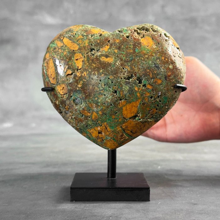 無底價 - 精美的綠色菱鋅礦 訂製支架上的心形 - 高度: 12 cm - 闊度: 10 cm- 900 g - (1)