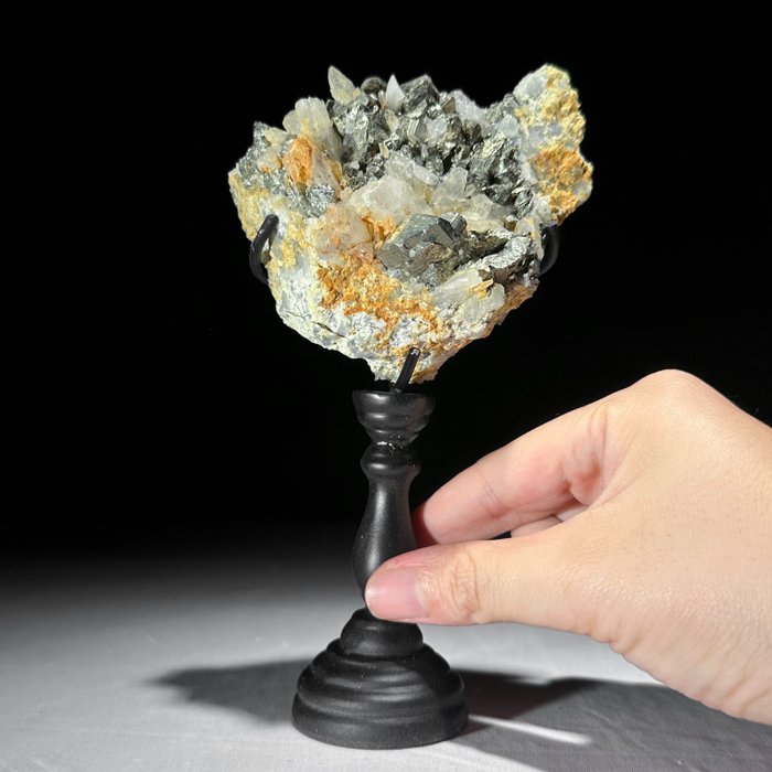 INGET RESERVPRIS - Pyrit på stativ kristallkluster - Höjd: 14 cm - Bredd: 8 cm- 600 g