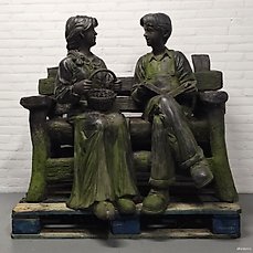 sculptuur, Stel zittend op bank – 110 cm – Brons (gepatineerd)