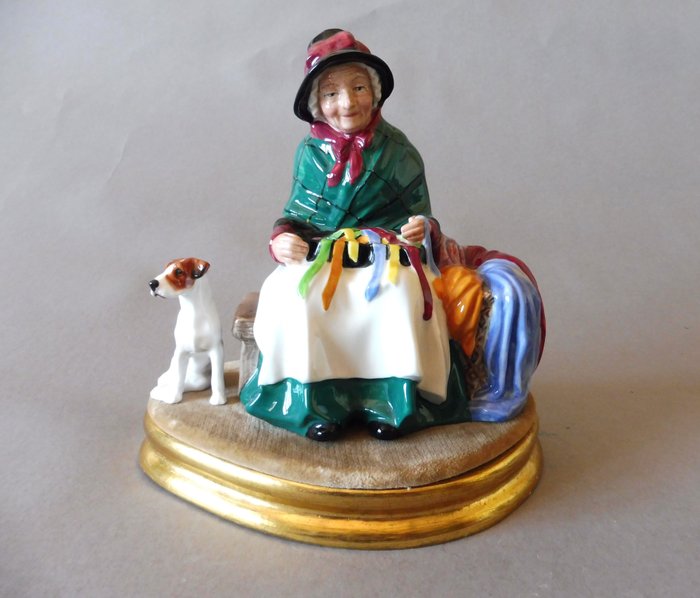 Royal Doulton - Statuette - Viejecita con perro - Silks & Ribbons (3) - Porcelæn