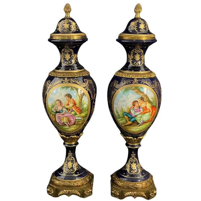 Vas med lock (2) -  Ett par vaser. Sevres stil. Tjugonde århundradet. Med märken på basen.  - Brons