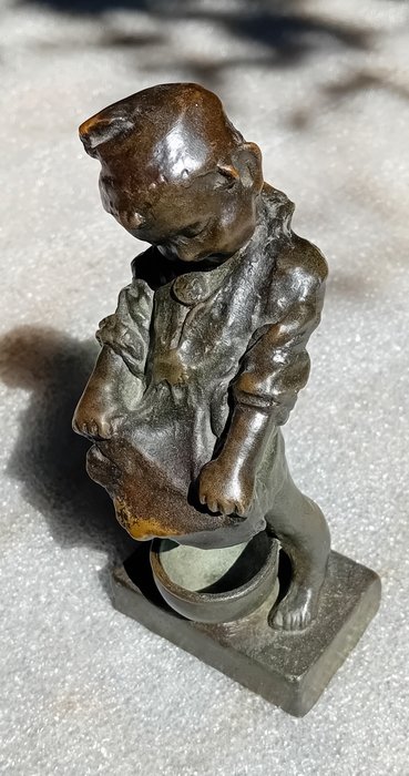Sculpture, Bambino che fa la pipi' - 17.5 cm - Bronze