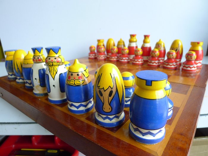 Jeu et echiquier coffret gout Matriochka - Set di scacchi - Bambole in legno dipinte a mano