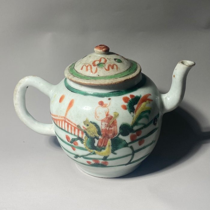 Teekanne mit Figuren verziert - Porzellan - China - Neunzehntes Jahrhundert