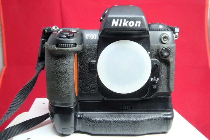 Nikon F 100 con impugnatura MB-15 | Egylencsés reflex fényképezőgép (SLR)