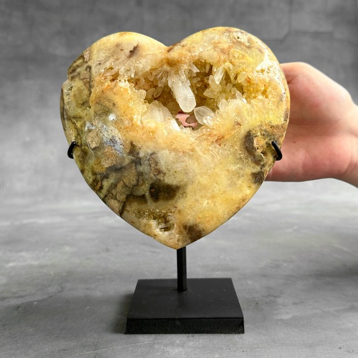 KEIN MINDESTPREIS – Wundervolles Kristallquarz-Herz Herzförmig auf einem maßgefertigten Ständer - Höhe: 19 cm - Breite: 14 cm- 1900 g - (1)