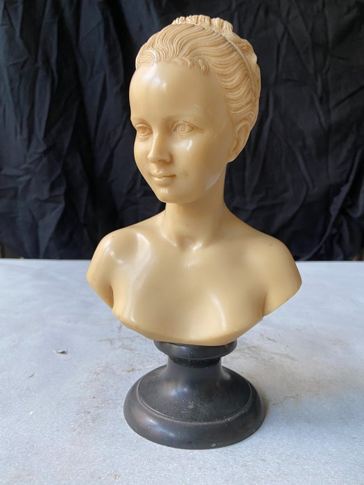 arnoldo giannelli - Mellszobor, buste de jeune femme Arnoldo Giannelli - 22 cm - Gyanta