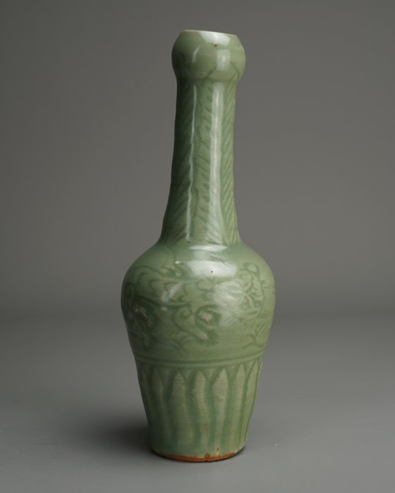 Longquan celadon vase - Porcelain - Carved Tiger - China - Yuan-Ming Dynasty