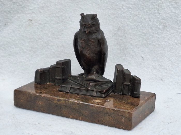 Figurine - Uil als hoeder der wijsheid - Bronze on marble