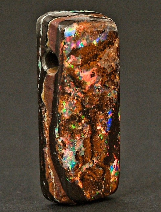 Opale boulder eccezionale. Tutti i colori visibili alla luce naturale. Ciondolo di alta qualità. - Altezza: 3.5 cm - Larghezza: 1.5 cm- 12 g