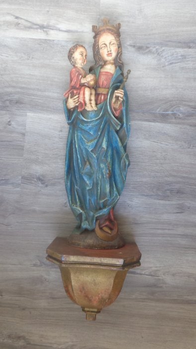Skulptur, Farbige Madonna Mutter Gottes gekrönt mit Jesu Kind auf dem Arm auf Wandkonsole  - 75 cm - Naturstein  - 1970