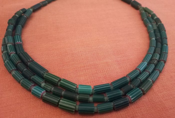 Halskette mit drei Strängen, 106 grüne Rosetta-/Chevron-Perlen, rund 1910 - Murano, Italien/Westafrika  (Ohne Mindestpreis)