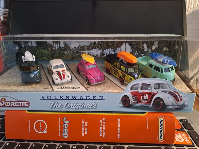 Majorette 1:64 - Model car - 2 x Volkswagen Beetle, 2 x T1 Bus & 1 x T1 Pick-Up - In a 5 pack gift set