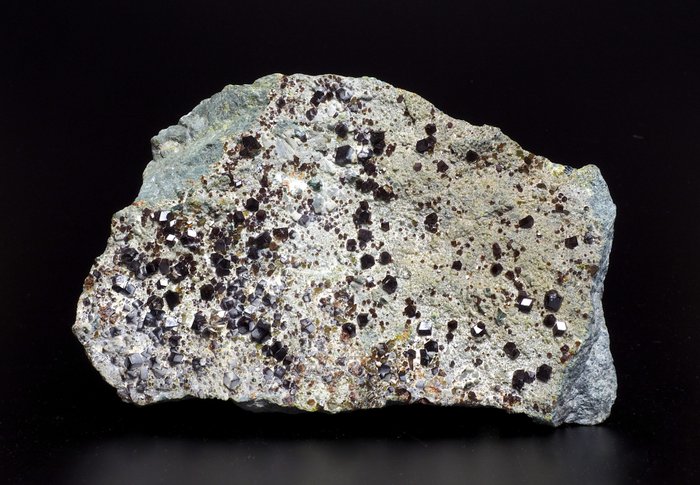 andradiet Kristallen op matrix - Hoogte: 3.5 cm - Breedte: 16 cm- 1100 g