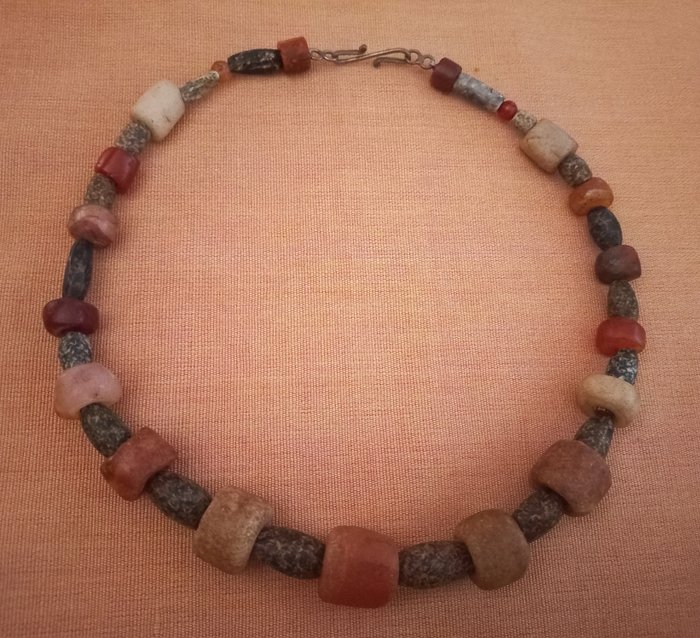 项链采用新石器时代珠子制成，18 颗花岗岩珠子和 16 颗红玉髓珠子，产自马里/尼日尔